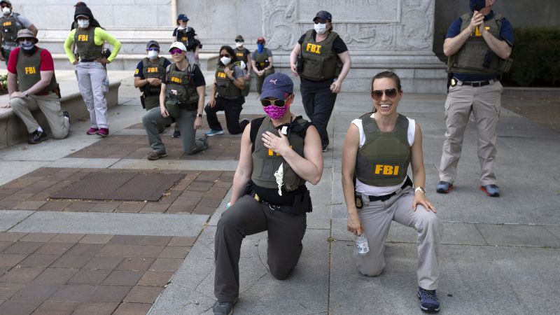 FBI fires agents seen kneeling in iconic photo during George Floyd protests five years ago   – EVOL